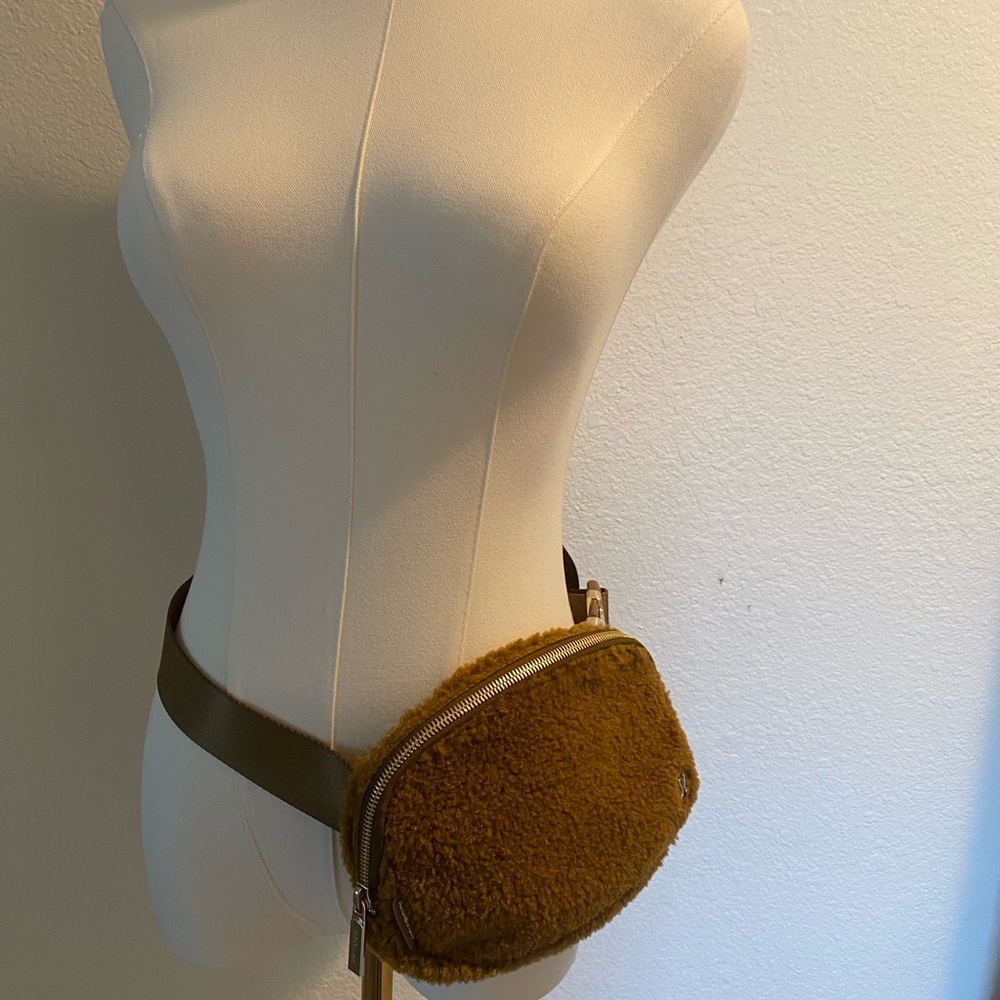 Lululemon everywhere belt bag Sherpa\fleece in camel : tan : brown - Picture 11 of 14